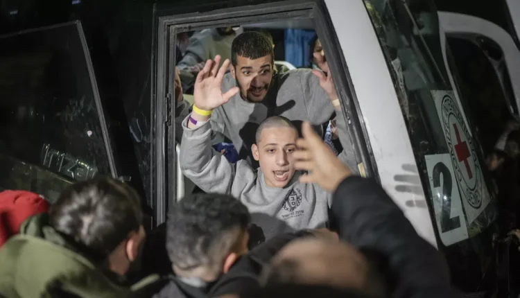 الإحتلال الإسرائيلي يفرج على 369 أسيرا