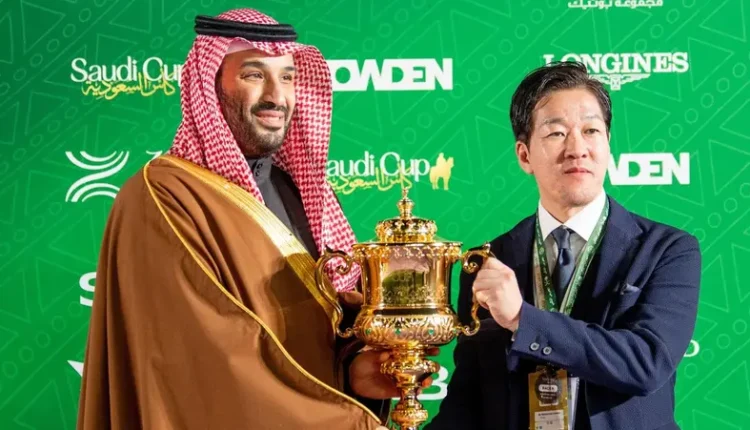 الأمير محمد بن سلمان يتوج مالك "فور إيفر يونغ" بكأس السعودية