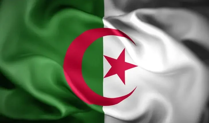الجزائر بين مطرقة التوازن الدولي وسندان التحديات الداخلية