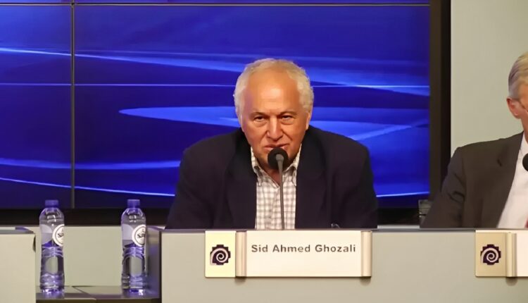 رحيل سيد أحمد غزالي رئيس حكومة الجزائر الأسبق عن 88 عامًا