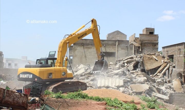 عملية هدم تشمل مباني على شاطئ أورير