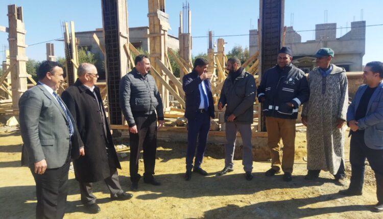 عامل إقليم شيشاوة والمدير الإقليمي للتعليم يتفقدان مشاريع تعليمية لتعزيز البنية التحتية التربوية