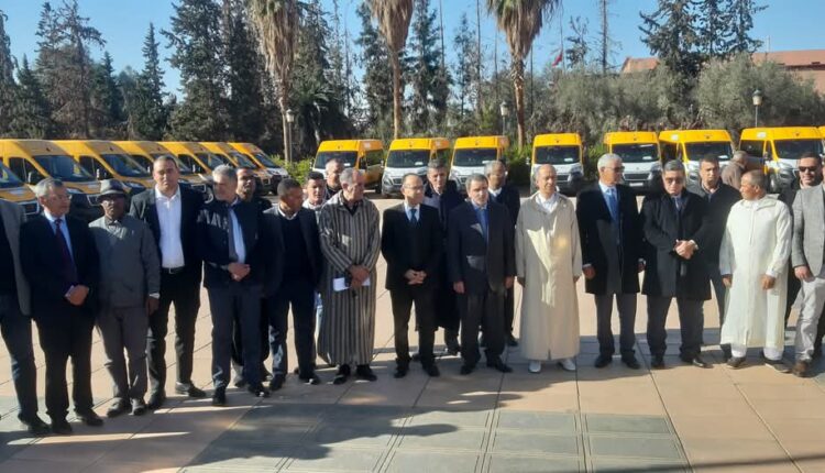 أشرف عامل إقليم قلعة السراغنة، السيد هشام السماحي، عصر يوم الجمعة، على عملية توزيع أسطول جديد من سيارات النقل المدرسي.