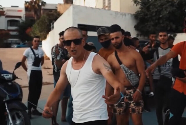 أغنية جديدة من العرائش تُثير جدلًا بعد ظهور الأسلحة البيضاء