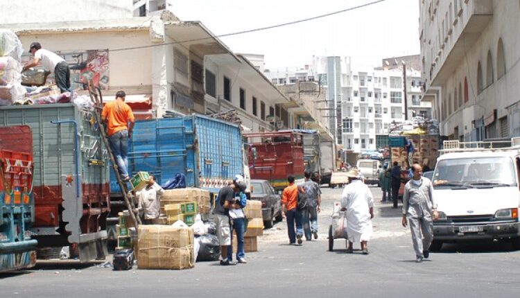 سوق "درب عمر" في الدار البيضاء يرفضون الالتزام بقرارات الرميلي وسط دعوات لمعاقبة المخالفين