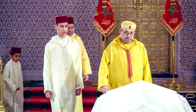 جلالة الملك أثناء الترحم على جلالة المغفور له محمد الخامس