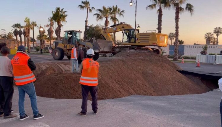 تدخل سريع لإصلاح حفرة عميقة بطريق أكادير إنزكان