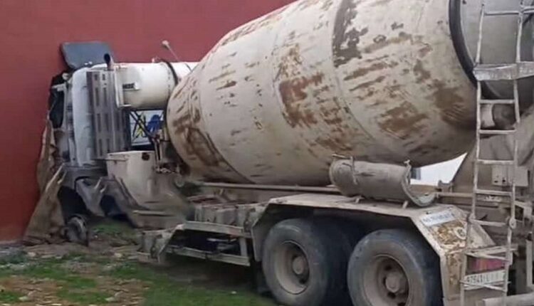 شاحنة تصطدم بمنزل في سيدي علال البحراوي