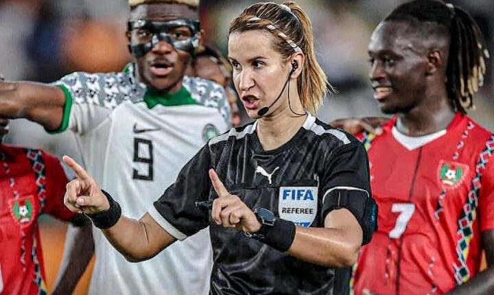 خمسة حكام مغاربة يشاركون في إدارة مباريات كأس إفريقيا للفتيان