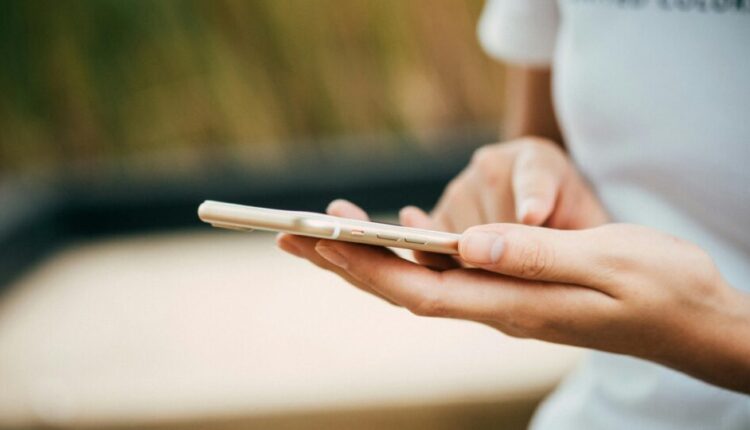 الهاتف وأثره على المجتمع المغربي: من التلفزيون إلى العزلة