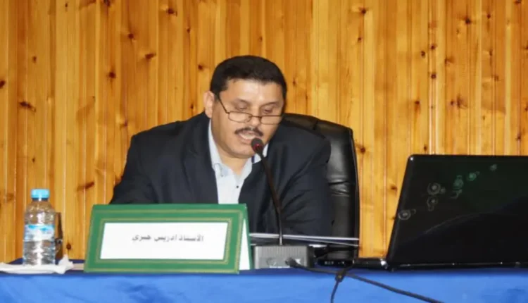 وزير: ألمانيا تعتبر المغرب “بوابة أساسية” نحو الأسواق الإفريقية محمد الهزيممنذ 12 دقيقة0 فيسبوك تويتر لينكدإن بينتيريست بوكيت ماسنجر مشاركة عبر البريد طباعة أكد كاتب الدولة الفيدرالي للشؤون الرقمية والنقل الألماني، ستيفان شناور، الثلاثاء بمراكش، أن ألمانيا تعتبر المغرب “بوابة أساسية” نحو الأسواق الإفريقية وشريكا أساسيا لتحقيق الأهداف المشتركة للتنمية المستدامة والربط الإقليمي. وأشاد المسؤول الألماني، في حوار خص به وكالة المغرب العربي للأنباء على هامش الدورة الثالثة من جيتكس إفريقيا 2025، بالأهداف الطموحة للمملكة في مجالات الطاقات المتجددة والابتكار التكنولوجي، مشيرا إلى أن المغرب بات يشكل وجهة جذابة للمستثمرين الألمان الباحثين عن أسواق مستقرة وفرص لإعادة التوطين. وبعد أن وصف الاستراتيجية الرقمية للمغرب بـ”الطموحة” و”المتجهة الى المستقبل”، أكد شناور أن استراتيجية “المغرب الرقمي 2030” تحمل رؤية واضحة للنمو الاقتصادي والتنافسية الرقمية وخلق فرص عمل في القطاع التكنولوجي، مدعومة بأهداف ملموسة واستثمارات في البنية التحتية عالية الصبيب، والخدمات الرقمية، ونظم الابتكار. وفي هذا السياق، قال كاتب الدولة الألماني “نحن نتابع هذه التطورات باهتمام كبير ونعتبرها قاعدة صلبة لدور المغرب كرائد رقمي في المنطقة”، مضيفا أن “ما يميز الأمر هو المقاربة الشمولية للحكومة، التي تجمع بين الإصلاح التنظيمي وتطوير المهارات والبنية التحتية التكنولوجية بطريقة منسقة”. وأضاف “إنها بالضبط هذه النوعية من التفكير الاستراتيجي طويل الأمد التي تحتاجها البلدان للتموقع بنجاح في الاقتصاد الرقمي العالمي، ونحن نعتقد أن تجربة المغرب يمكن أن تقدم أيضا دروسا ثمينة للشركاء الدوليين”. وبخصوص التعاون الثنائي، أكد المسؤول الألماني أن بلاده تعمل على نسج تعاون وثيق وبناء مع المغرب في مجال التحول الرقمي، لا سيما في إطار تعزيز الشمول الاقتصادي. وسجل الوزير الألماني أن “دعم الشركات الصغيرة جدا والصغيرة والمتوسطة يعد أولوية مشتركة، لأنها تشكل العمود الفقري لاقتصادينا”. وبالنسبة لشناور، فإن التحول الرقمي والشمول الاقتصادي يسيران معا، وأن تمكين الشركات من جميع الأحجام من المشاركة في التقدم الرقمي والاستفادة منه يظل أمرا أساسيا لضمان نمو مستدام وشامل. وقال، في هذا الصدد، “شراكتنا تعكس هذه الرؤية وتركز على خلق الظروف الملائمة لوجود نظم شمولية ومستقبلية”، معربا عن رغبة بلاده في تعزيز التعاون بين الاقتصادين في مجالات الابتكار والتنمية المستدامة. أما بالنسبة لجيتكس إفريقيا المغرب، فقد اعتبر المسؤول الألماني أنها تشكل “منصة ممتازة للتبادل والتعاون”، وتعكس الدينامية الحالية التي تشهدها القارة في المجال الرقمي، ليس فقط من حيث الابتكار، ولكن أيضا من حيث الإرادة السياسية والمواءمة الاستراتيجية. كما أعرب عن تقديره ل “فعاليات من قبيل جيتكس، لأنها تجمع بين القطاعين العام والخاص، والفاعلين الدوليين والمحليين، حول هدف مشترك وهو تشكيل التحول الرقمي بشكل شمولي وفعال ومستدام”. وأبرز الوزير الألماني أن التركيز الكبير على الشركات الصغيرة والمتوسطة والخدمات العامة الرقمية في هذه الدورة هو “مرحب به بشكل خاص”، مشيرا إلى أن هذه المجالات تمتلك إمكانات تأثير كبيرة. وسجل أن مثل هذه المنتديات تتيح التعلم المتبادل، مشيرا إلى أن العديد من التحديات المتعلقة بالرقمنة، من دمج الذكاء الاصطناعي إلى بناء منصات حديثة للخدمات العمومية، متشابهة بشكل مثير من دولة إلى أخرى. ولذلك، أكد أن ألمانيا عازمة على مواصلة هذا النوع من الحوار والعمل مع شركاء مثل المغرب لتطوير حلول تخدم المواطنين والشركات، معربا عن التزام بلاده بتعميق التعاون مع إفريقيا في قضايا السياسة الرقمية. وتشهد الدورة الثالثة لمعرض “جيتكس إفريقيا المغرب”، المقام تحت الرعاية السامية للملك محمد السادس من 14 إلى 16 أبريل الجاري بمراكش، حضور نحو 45 ألف مشارك وأزيد من 1400 عارض يمثلون أكثر من 130 بلدا. وزير: ألمانيا تعتبر المغرب “بوابة أساسية” نحو الأسواق الإفريقية محمد الهزيممنذ 12 دقيقة0 فيسبوك تويتر لينكدإن بينتيريست بوكيت ماسنجر مشاركة عبر البريد طباعة أكد كاتب الدولة الفيدرالي للشؤون الرقمية والنقل الألماني، ستيفان شناور، الثلاثاء بمراكش، أن ألمانيا تعتبر المغرب “بوابة أساسية” نحو الأسواق الإفريقية وشريكا أساسيا لتحقيق الأهداف المشتركة للتنمية المستدامة والربط الإقليمي. وأشاد المسؤول الألماني، في حوار خص به وكالة المغرب العربي للأنباء على هامش الدورة الثالثة من جيتكس إفريقيا 2025، بالأهداف الطموحة للمملكة في مجالات الطاقات المتجددة والابتكار التكنولوجي، مشيرا إلى أن المغرب بات يشكل وجهة جذابة للمستثمرين الألمان الباحثين عن أسواق مستقرة وفرص لإعادة التوطين. وبعد أن وصف الاستراتيجية الرقمية للمغرب بـ”الطموحة” و”المتجهة الى المستقبل”، أكد شناور أن استراتيجية “المغرب الرقمي 2030” تحمل رؤية واضحة للنمو الاقتصادي والتنافسية الرقمية وخلق فرص عمل في القطاع التكنولوجي، مدعومة بأهداف ملموسة واستثمارات في البنية التحتية عالية الصبيب، والخدمات الرقمية، ونظم الابتكار. وفي هذا السياق، قال كاتب الدولة الألماني “نحن نتابع هذه التطورات باهتمام كبير ونعتبرها قاعدة صلبة لدور المغرب كرائد رقمي في المنطقة”، مضيفا أن “ما يميز الأمر هو المقاربة الشمولية للحكومة، التي تجمع بين الإصلاح التنظيمي وتطوير المهارات والبنية التحتية التكنولوجية بطريقة منسقة”. وأضاف “إنها بالضبط هذه النوعية من التفكير الاستراتيجي طويل الأمد التي تحتاجها البلدان للتموقع بنجاح في الاقتصاد الرقمي العالمي، ونحن نعتقد أن تجربة المغرب يمكن أن تقدم أيضا دروسا ثمينة للشركاء الدوليين”. وبخصوص التعاون الثنائي، أكد المسؤول الألماني أن بلاده تعمل على نسج تعاون وثيق وبناء مع المغرب في مجال التحول الرقمي، لا سيما في إطار تعزيز الشمول الاقتصادي. وسجل الوزير الألماني أن “دعم الشركات الصغيرة جدا والصغيرة والمتوسطة يعد أولوية مشتركة، لأنها تشكل العمود الفقري لاقتصادينا”. وبالنسبة لشناور، فإن التحول الرقمي والشمول الاقتصادي يسيران معا، وأن تمكين الشركات من جميع الأحجام من المشاركة في التقدم الرقمي والاستفادة منه يظل أمرا أساسيا لضمان نمو مستدام وشامل. وقال، في هذا الصدد، “شراكتنا تعكس هذه الرؤية وتركز على خلق الظروف الملائمة لوجود نظم شمولية ومستقبلية”، معربا عن رغبة بلاده في تعزيز التعاون بين الاقتصادين في مجالات الابتكار والتنمية المستدامة. أما بالنسبة لجيتكس إفريقيا المغرب، فقد اعتبر المسؤول الألماني أنها تشكل “منصة ممتازة للتبادل والتعاون”، وتعكس الدينامية الحالية التي تشهدها القارة في المجال الرقمي، ليس فقط من حيث الابتكار، ولكن أيضا من حيث الإرادة السياسية والمواءمة الاستراتيجية. كما أعرب عن تقديره ل “فعاليات من قبيل جيتكس، لأنها تجمع بين القطاعين العام والخاص، والفاعلين الدوليين والمحليين، حول هدف مشترك وهو تشكيل التحول الرقمي بشكل شمولي وفعال ومستدام”. وأبرز الوزير الألماني أن التركيز الكبير على الشركات الصغيرة والمتوسطة والخدمات العامة الرقمية في هذه الدورة هو “مرحب به بشكل خاص”، مشيرا إلى أن هذه المجالات تمتلك إمكانات تأثير كبيرة. وسجل أن مثل هذه المنتديات تتيح التعلم المتبادل، مشيرا إلى أن العديد من التحديات المتعلقة بالرقمنة، من دمج الذكاء الاصطناعي إلى بناء منصات حديثة للخدمات العمومية، متشابهة بشكل مثير من دولة إلى أخرى. ولذلك، أكد أن ألمانيا عازمة على مواصلة هذا النوع من الحوار والعمل مع شركاء مثل المغرب لتطوير حلول تخدم المواطنين والشركات، معربا عن التزام بلاده بتعميق التعاون مع إفريقيا في قضايا السياسة الرقمية. وتشهد الدورة الثالثة لمعرض “جيتكس إفريقيا المغرب”، المقام تحت الرعاية السامية للملك محمد السادس من 14 إلى 16 أبريل الجاري بمراكش، حضور نحو 45 ألف مشارك وأزيد من 1400 عارض يمثلون أكثر من 130 بلدا. إصدار جديد: "السيميائيات المناضلة" للدكتور إدريس جبري