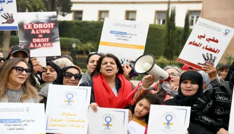 مظاهرات نسائية في فاتح ماي: دعوة للمساواة في الأعمال المنزلية