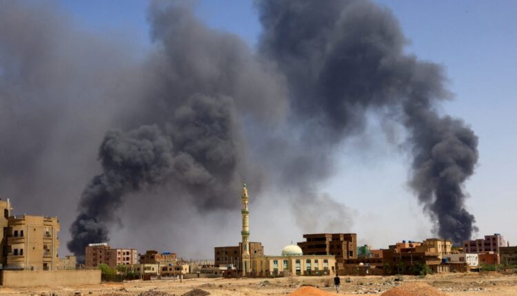 تصاعد النيران في بورتسودان جراء قصف مسيّرات الدعم السريع
