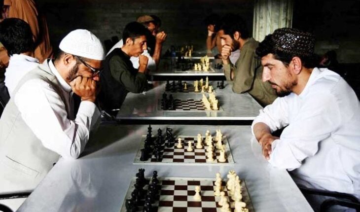 طالبان تفرض حظرًا على لعبة الشطرنج في أفغانستان