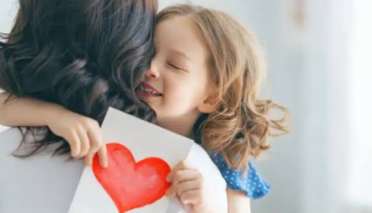 عيد الأم: احتفالٌ بالحب والتضحية في زمن التغيرات الاجتماعية