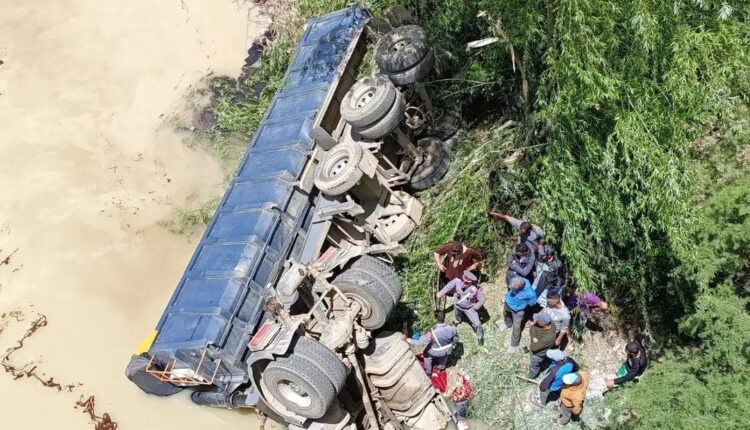 فاجعة قنطرة سوق الثلاثاء الغرب: شاحنة تسقط ووفاة السائق