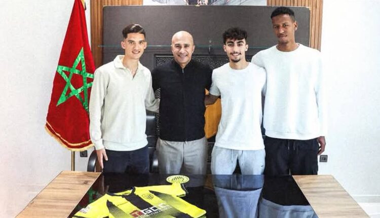 المغرب الفاسي يعزز صفوفه بثلاثة عقود احترافية لشباب الأكاديمية