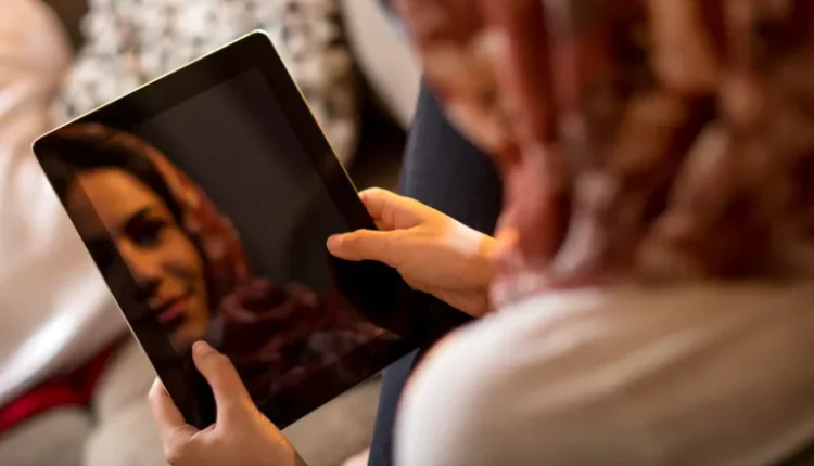 المرأة النرجسية وكلامها الفارغ: حقيقة مؤلمة 