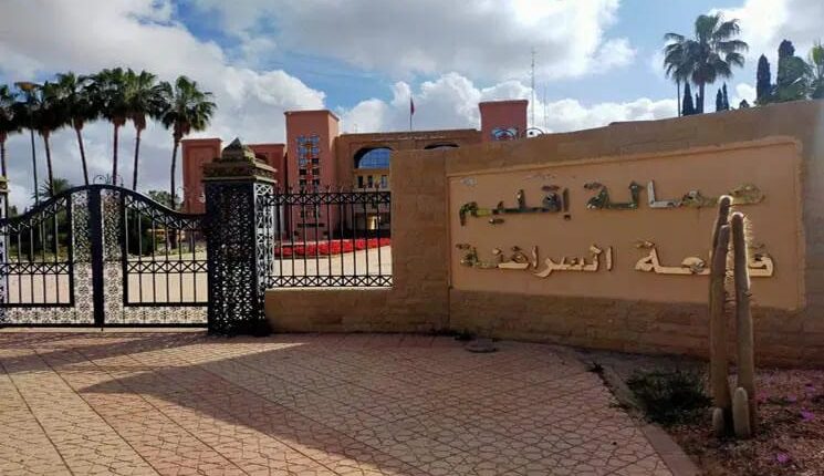 مقاول يهدد بالانتحار في قلعة السراغنة بسبب تأخر مستحقاته وشرطة تتدخل لإنقاذه