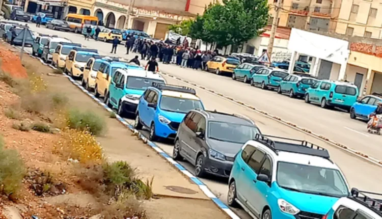 احتجاج مهنيي سيارات الأجرة بمدخل قاسيطة بالحسيمة احتجاجًا على مضايقات الدرك
