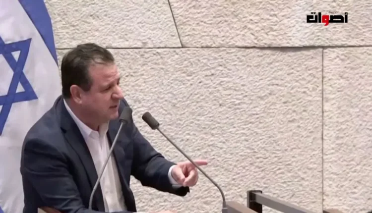 شرطة الكنيست تبعد نائبا عربيا عن المنبر بعدما اتهم إسرائيل بقتل أطفال غزة