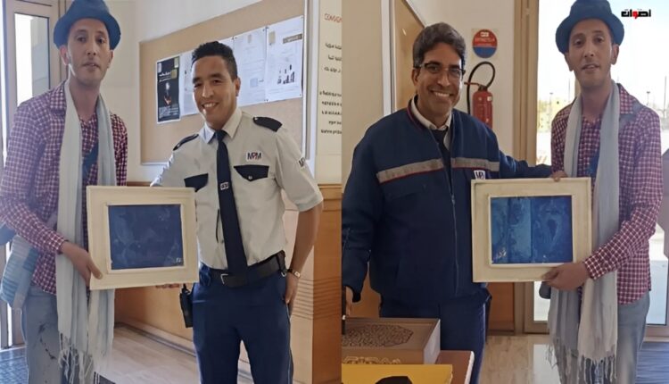 الفنان أحمد المكاوي يهدي لوحاته لحراس أمن بمعرض نورانيات