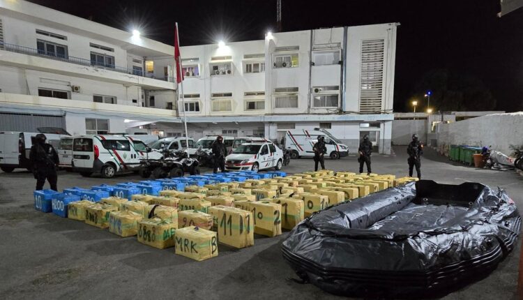 أكادير: توقيف شخص يشتبه بارتباطه بشبكة تهريب المخدرات وحجز أربعة أطنان من الشيرا