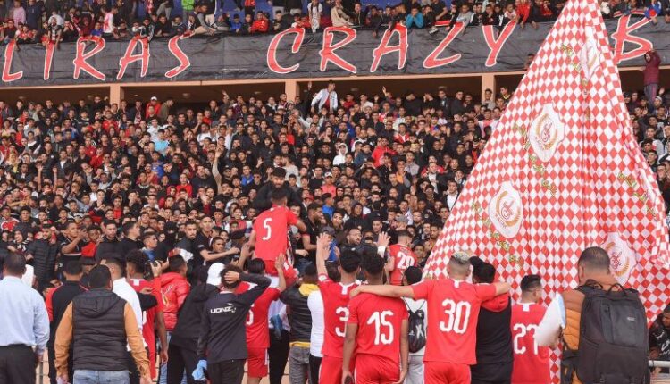 “المجانين” على أعصابهم.. حلم الصعود يراود جماهير الكوكب المراكشي في قمة بني ملال