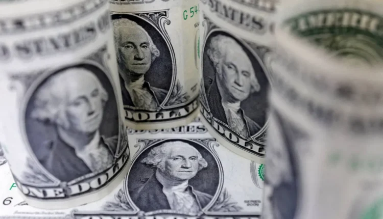 تراجع الدولار لأدنى مستوى في 6 أسابيع وسط ضغوط اقتصادية وعملات تتفوق