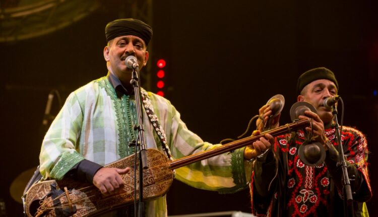 حميد القصري يفتتح مهرجان كناوة بإيقاعات تاكناويت المتجذرة