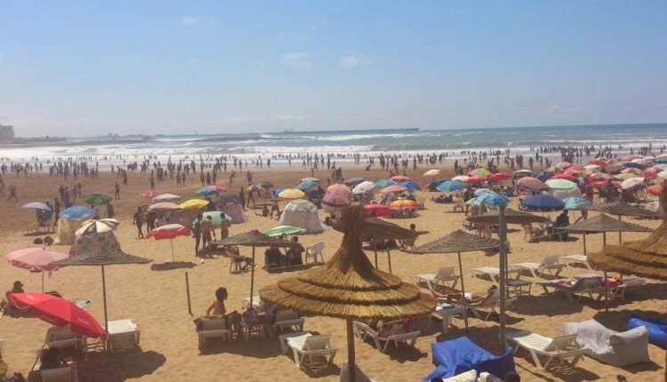 شواطئ المحمدية تحتضن آلاف الزوار مع موجة الحر الصيفية