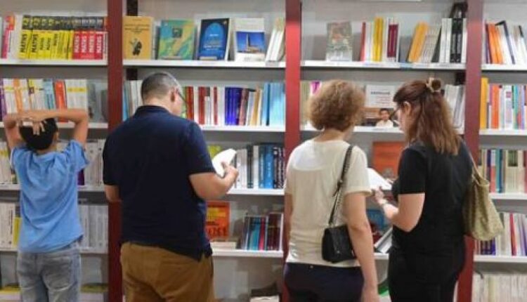 غياب المكتبات العمومية في الحسيمة يفرض على الطلبة استبدال الفضاءات الثقافية بالمقاهي المزدحمة