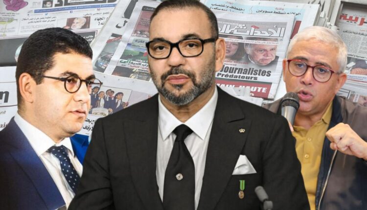 السيد محمد المهدي بنسعيد، وزير الشباب والثقافة والتواصل، والسيد عبد الكبير إخشيشن، رئيس النقابة الوطنية للصحافة المغربية. يتوسطهما جلالة الملك محمد السادس