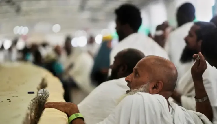 في أول أيام التشريق.. الحجاج يرمون الجمرات وسط أجواء روحانية منظمة