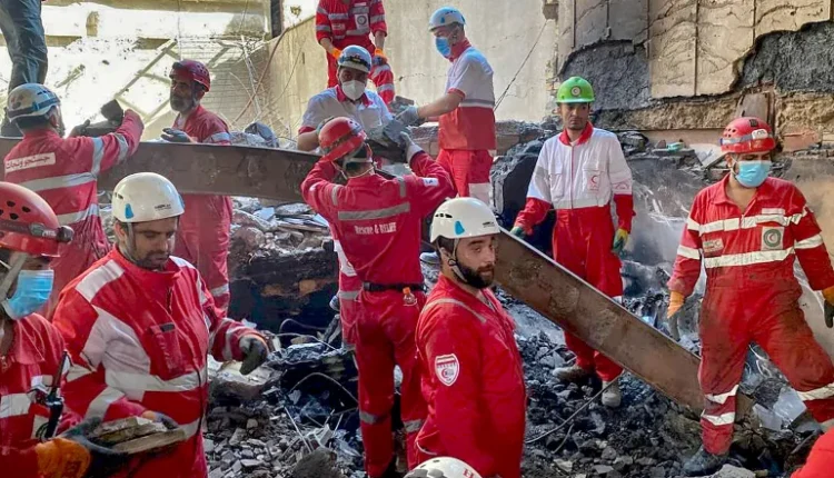 فرق الإنقاذ في موقع قصفه سلاح الجو الإسرائيلي في طهران (الفرنسية/الهلال الأحمر الإيراني)
