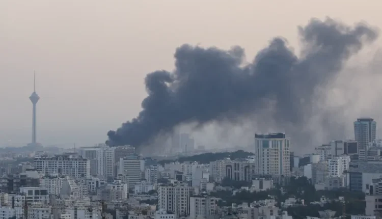 دخان كثيف يتصاعد من إحدى مناطق العاصمة طهران بعد استهدافها بغارة جوية (رويترز)