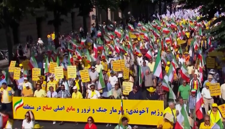 مظاهرة للإيرانيين المؤيدين للمجلس الوطني للمقاومة ومنظمة مجاهدي خلق في ستوکهولم