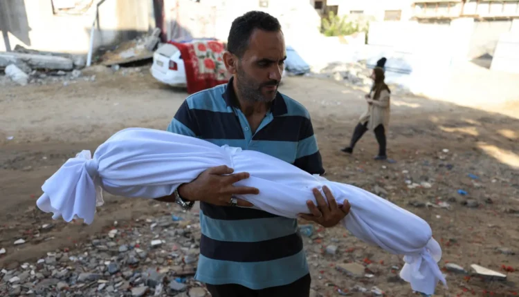 غارة إسرائيلية على مركز طبي في غزة تخلّف 16 قتيلاً بينهم أطفال ومحادثات وقف إطلاق النار تتأرجح بين الأمل واليأس