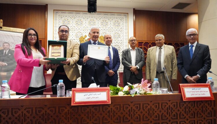 تتويج الفائزين بالدورة الخامسة للجائزة الوطنية للدراسات والأبحاث حول العمل البرلماني