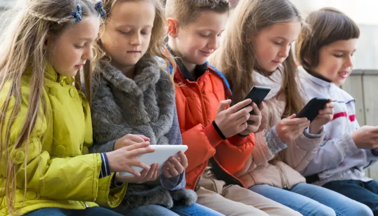فرنسا تعيد إطلاق خطتها لحظر وسائل التواصل الاجتماعي لمن هم دون 15 عامً