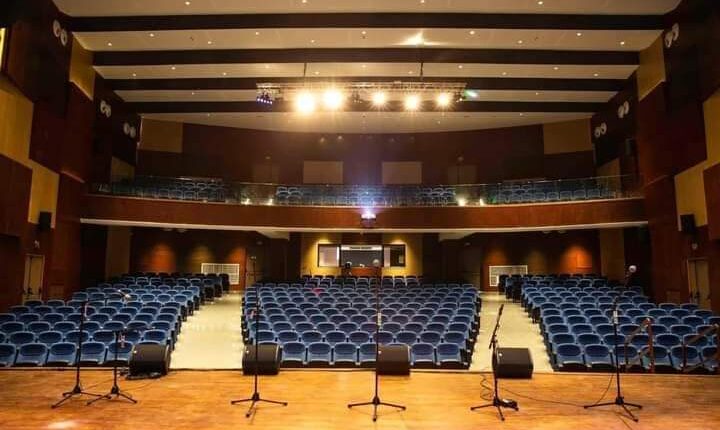 لغز اغلاق موقف  المسرح الكبير بالحسيمة يتصدر النقاش العام