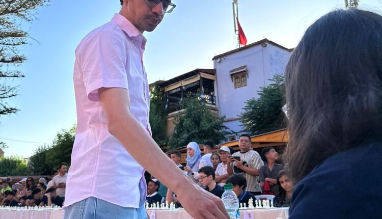احتفاء عالمي في شفشاون.. أنيش غيري يواجه 50 خصماً في مباراة واحدة ويفوز