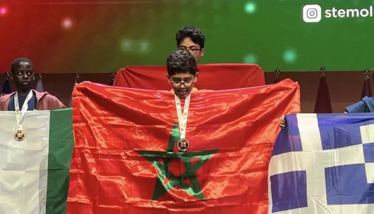 الطفل  آدم يرفع علم المغرب عاليًا في أولمبياد البرمجة الدولي بإسبانيا