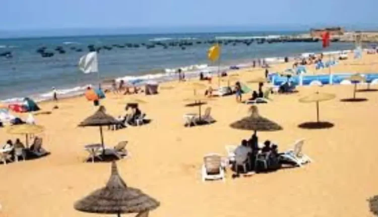 شاطئ فم الواد.. الوجهة السياحية الأكثر شعبية في مدينة العيون تجذب الزوار وتستهوي المصطافين