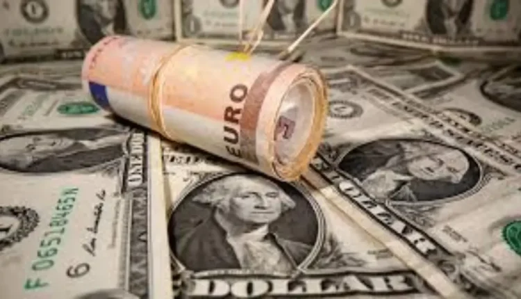تراجع الأورو أمام الدولار بعد اتفاقية التجارة الأمريكية الأوروبية