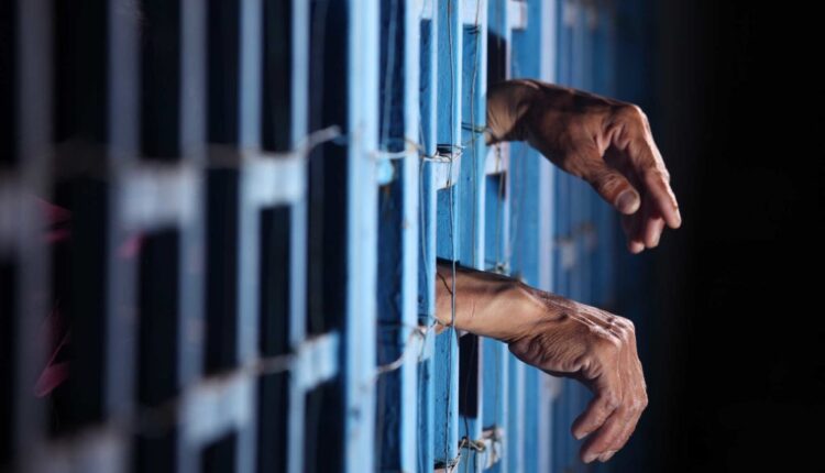 الحكم على شاب عشريني بسنة سجن وغرامة مالية لاعتدائه على والديه في إيمنتانوت
