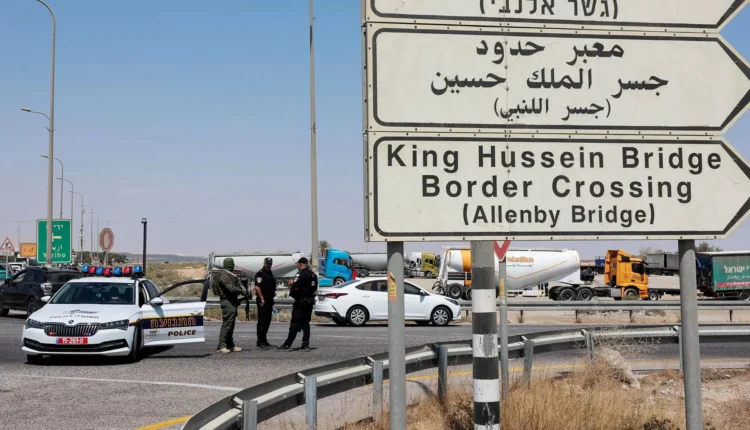 مقتل عنصري أمن إسرائيليين في هجوم عند معبر جسر الملك حسين
