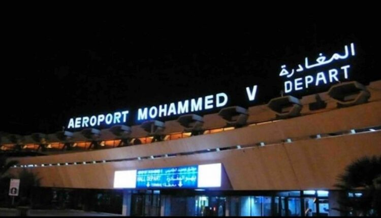 توقيف جزائري يخفي سكينا على جسده ويعرض رحلة طيران للخطر