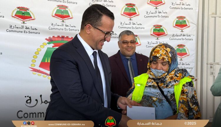 رئيس جماعة السمارة مولاي ابراهيم شريف أثناء تسليمه درع التكريم لأحد عاملات النظافة