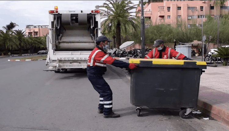 عمال النظافة بطنجة يحتجون للمطالبة بتحسين أوضاعهم المادية والاجتماعية